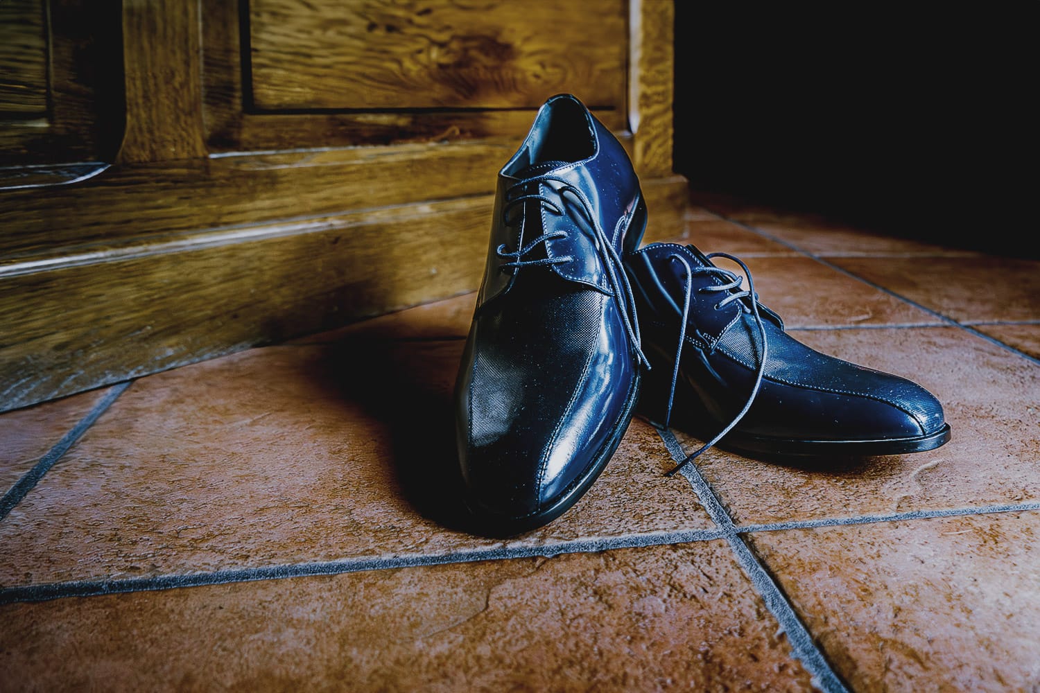 Matrimonio a Cambiano. Preparazione dello sposo. Scarpe
