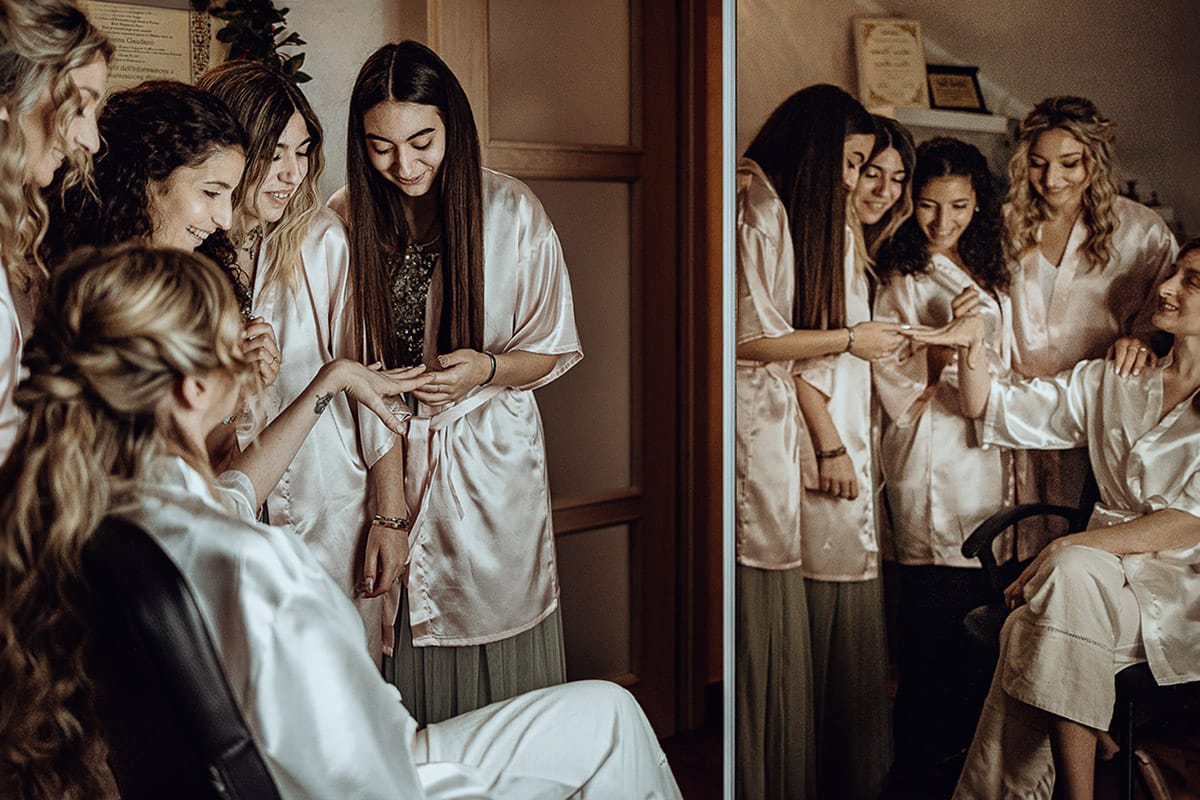 Matrimonio sotto la pioggia a Cambiano. preparazione della sposa.Sposa con le damigelle riflesse nelllo specchio