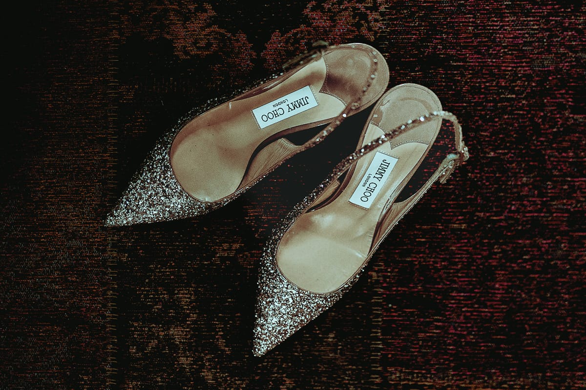 Matrimonio sotto la pioggia a Cambiano. preparazione della sposa.Scarpe Jimmy Choo
