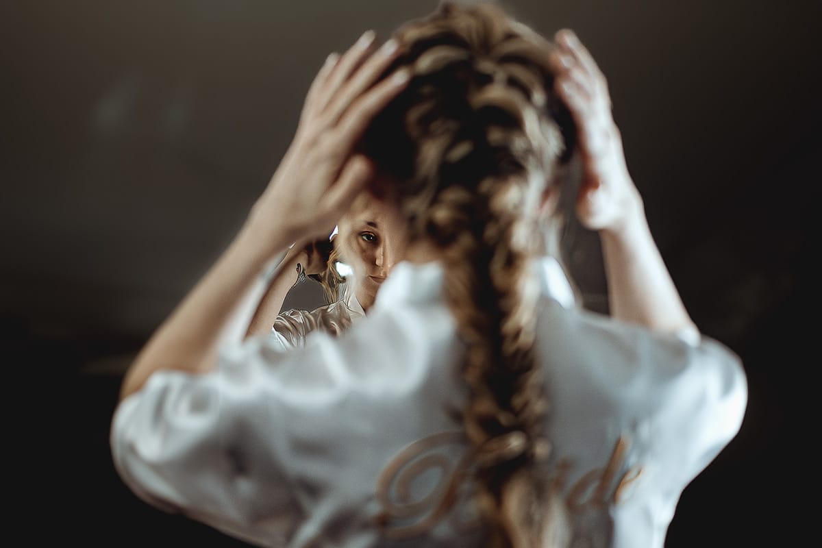 Matrimonio sotto la pioggia a Cambiano. preparazione della sposa.Acconciatura della sposa