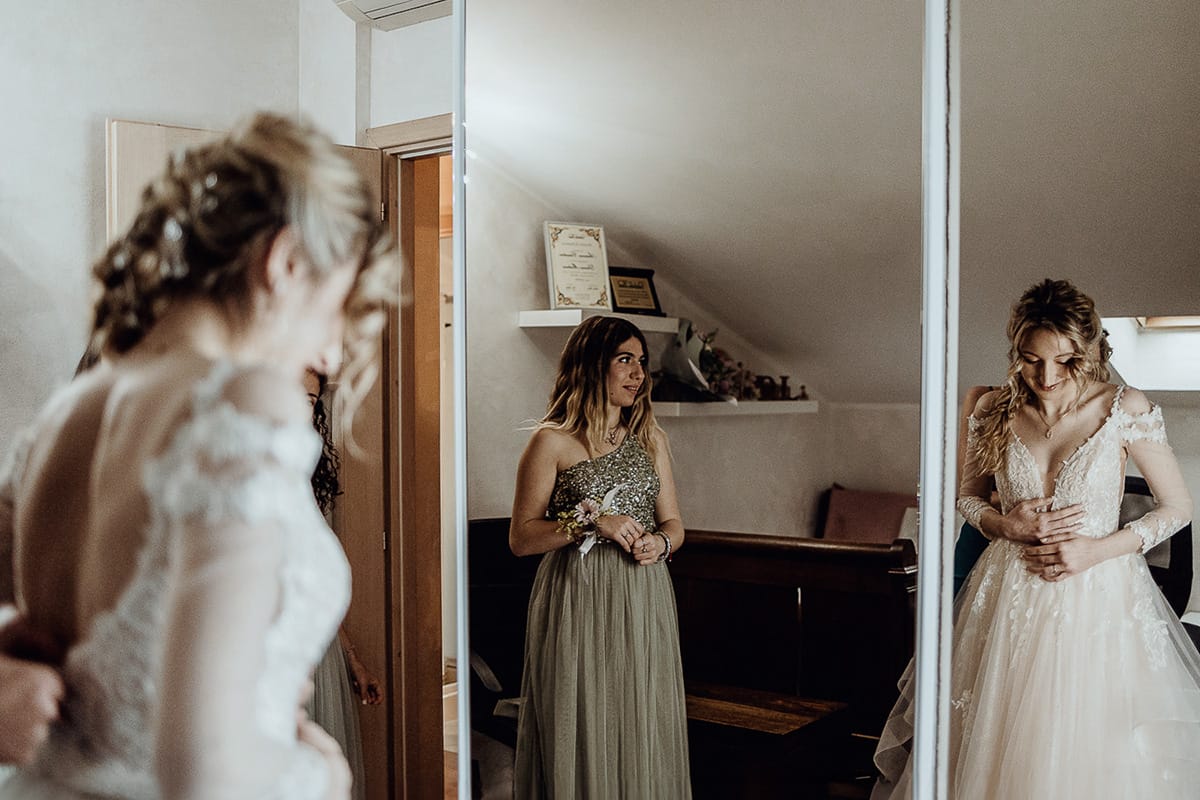 Matrimonio sotto la pioggia a Cambiano. preparazione della sposa.Vestizione della sposa