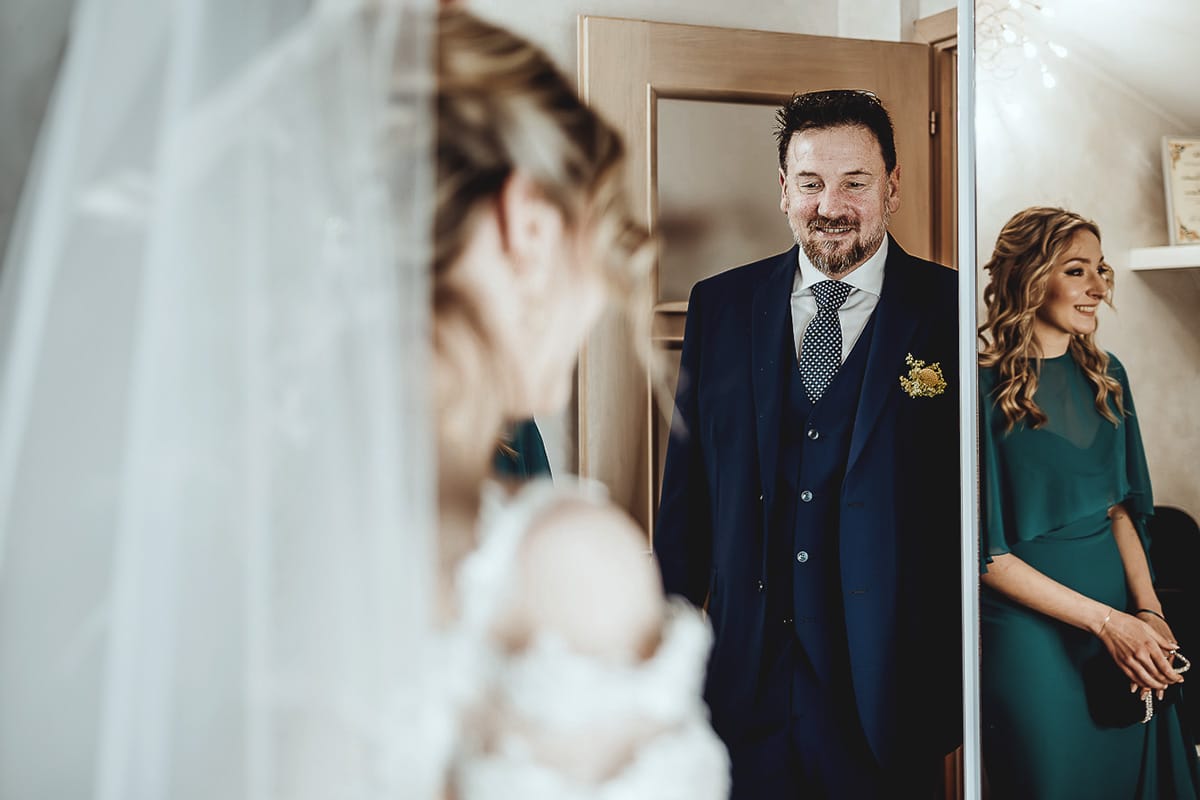 Matrimonio sotto la pioggia a Cambiano. preparazione della sposa. padre vede la sposa per la prima volta con l'abito da sposa