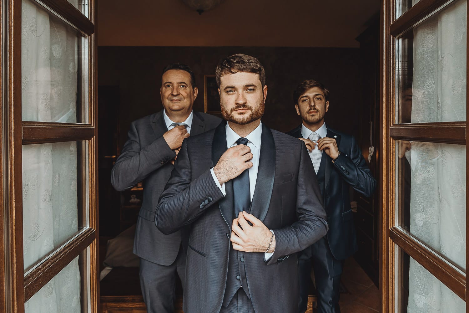 Matrimonio a Cambiano. Preparazione dello sposo. Sposo con i testimoni