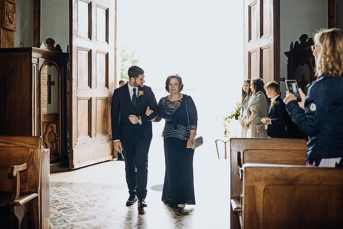 Matrimonio sotto la pioggia a Cambiano. Cerimonia. Entrata dello sposo al braccio della mamma