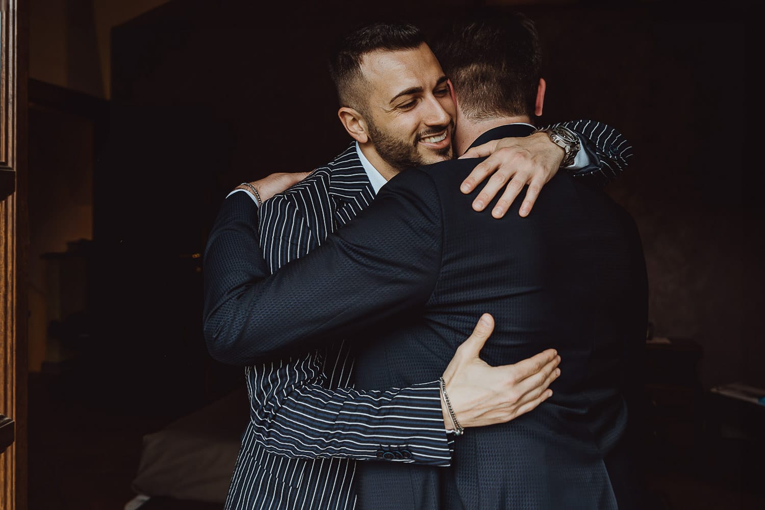 Matrimonio a Cambiano. Preparazione dello sposo. Sposo abbraccia amico