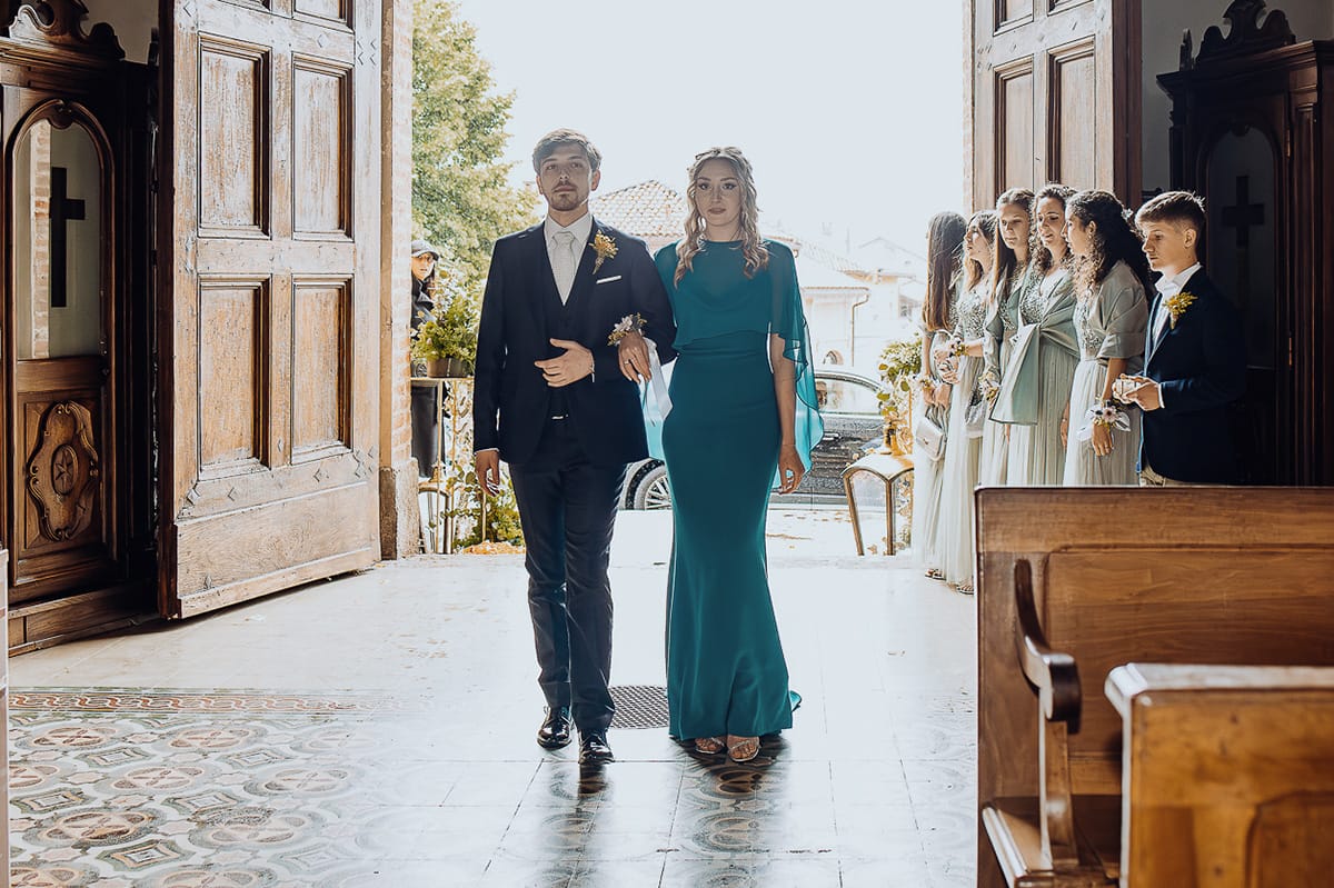 Matrimonio sotto la pioggia a Cambiano. Cerimonia. Entrata dei testimoni