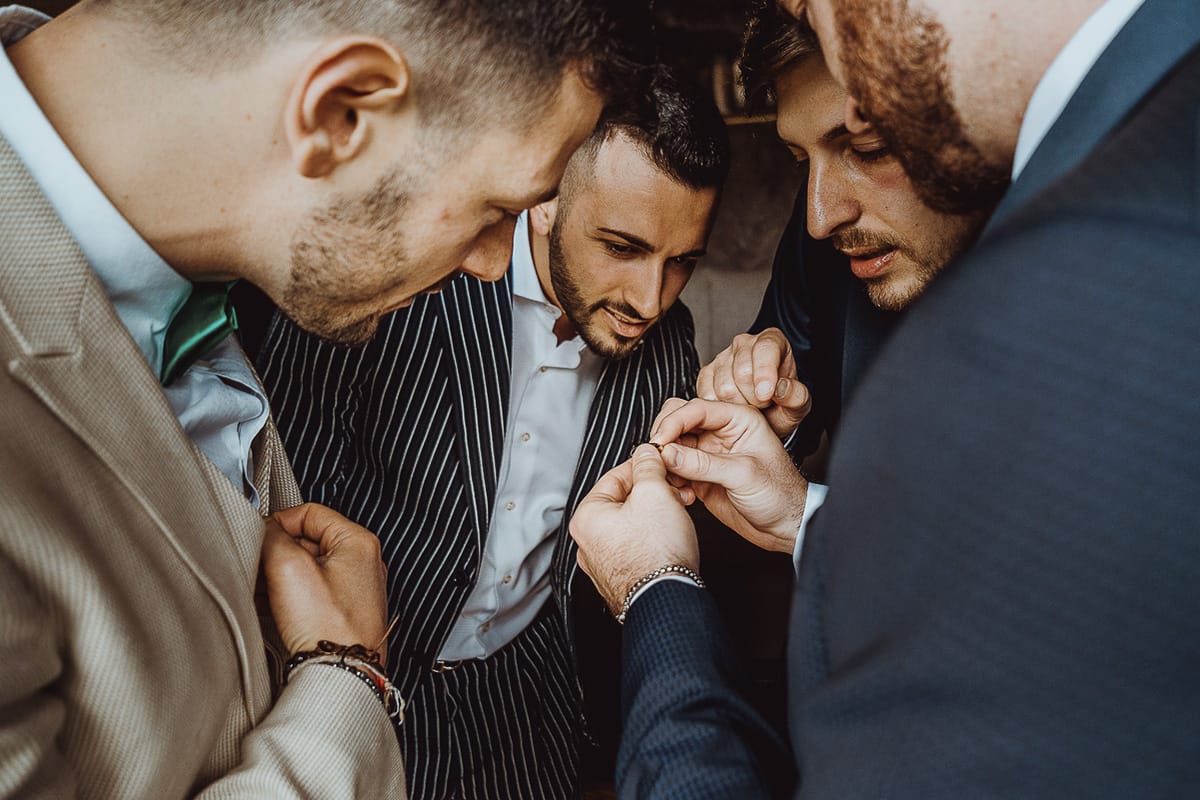 Matrimonio a Cambiano. Preparazione dello sposo. Sposo con gli amici