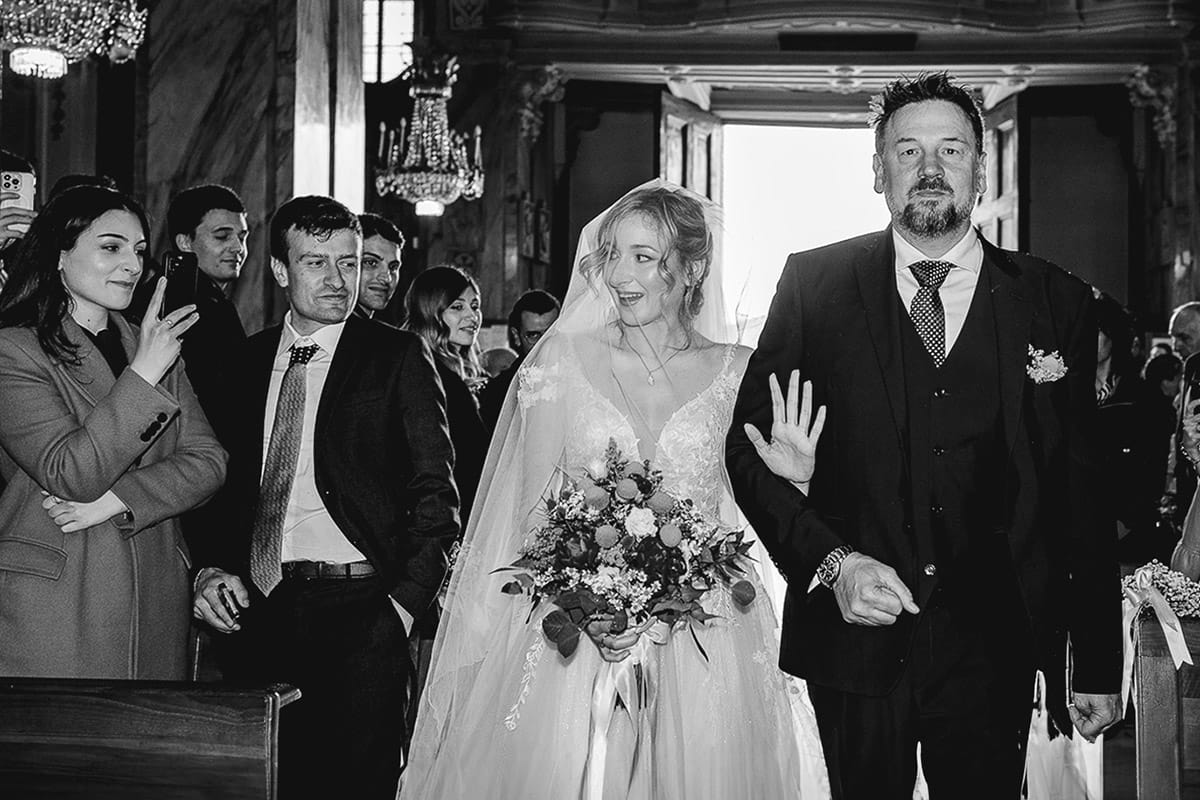 Matrimonio sotto la pioggia a Cambiano. Cerimonia. Entrata della sposa al braccio del padre