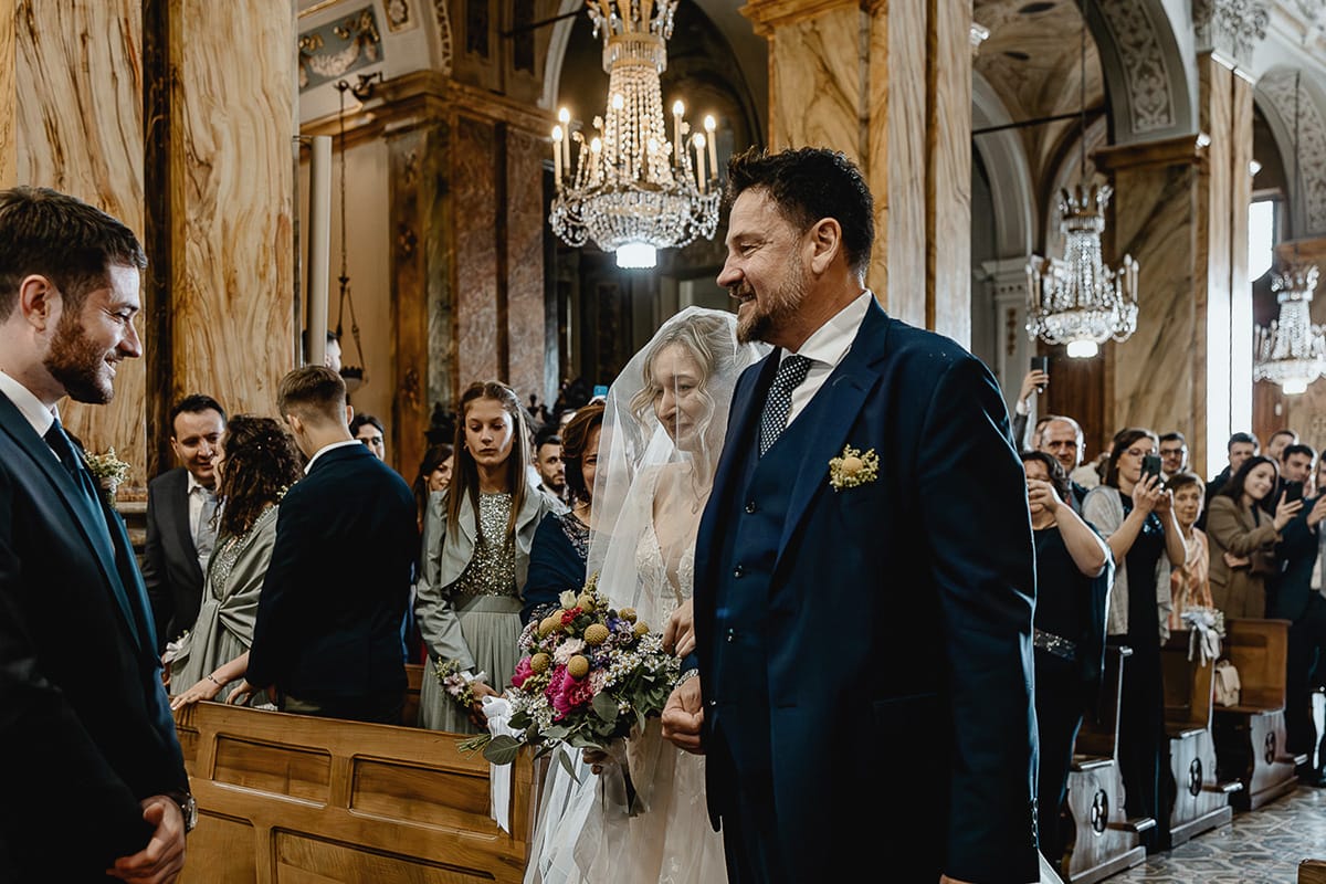 Matrimonio sotto la pioggia a Cambiano. Cerimonia. Entrata della sposa al braccio del padre