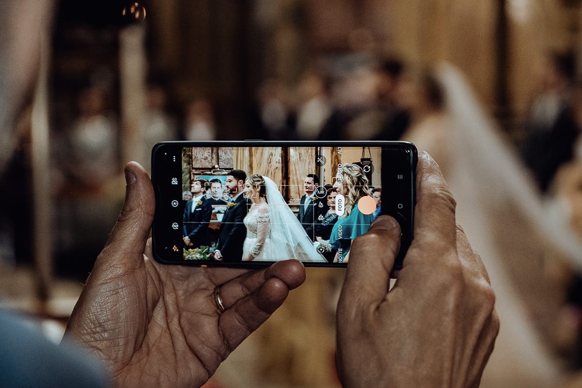 Matrimonio sotto la pioggia a Cambiano. Cerimonia. Entrata della sposa al braccio del padre Ripresi dal telefono di un invitato