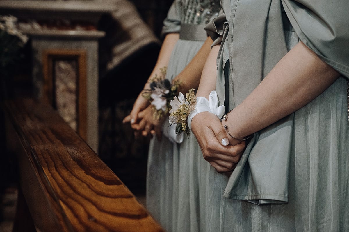 Matrimonio sotto la pioggia a Cambiano. Cerimonia. Corsages delle damigelle