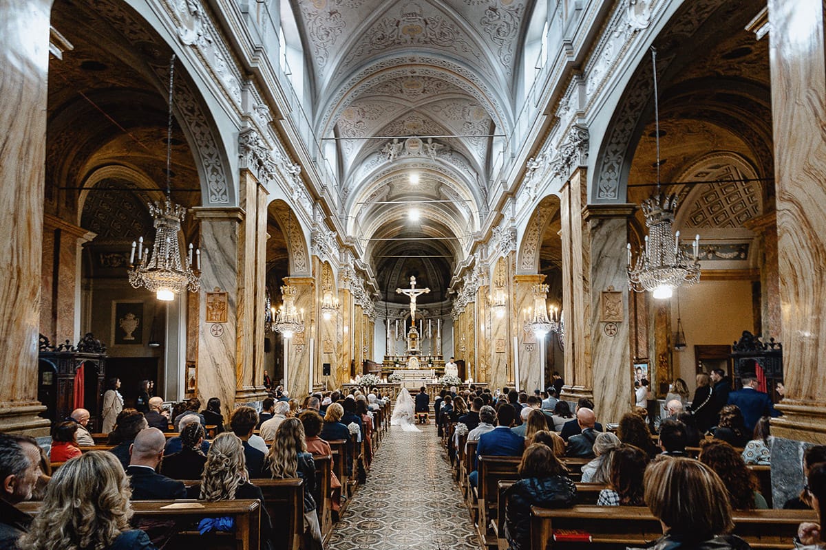 Matrimonio sotto la pioggia a Cambiano. Cerimonia. Interno della chiesa.