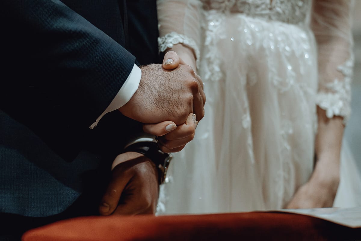 Matrimonio sotto la pioggia a Cambiano. Cerimonia. Sposi si danno la mano