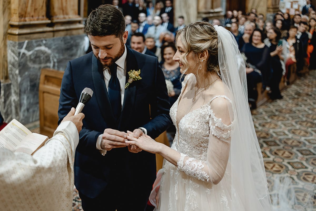 Matrimonio sotto la pioggia a Cambiano. Cerimonia. Sposo mette l'anello alla sposa