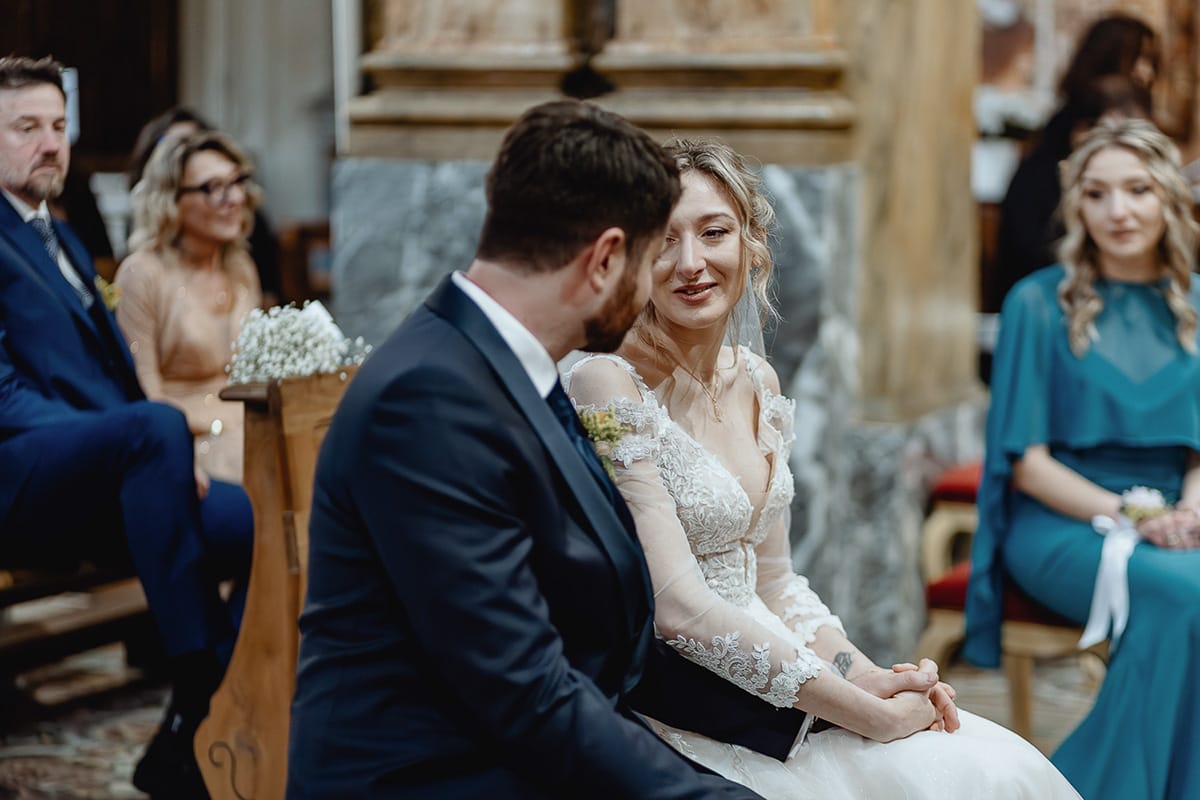 Matrimonio sotto la pioggia a Cambiano. Cerimonia.Sposi si guardano