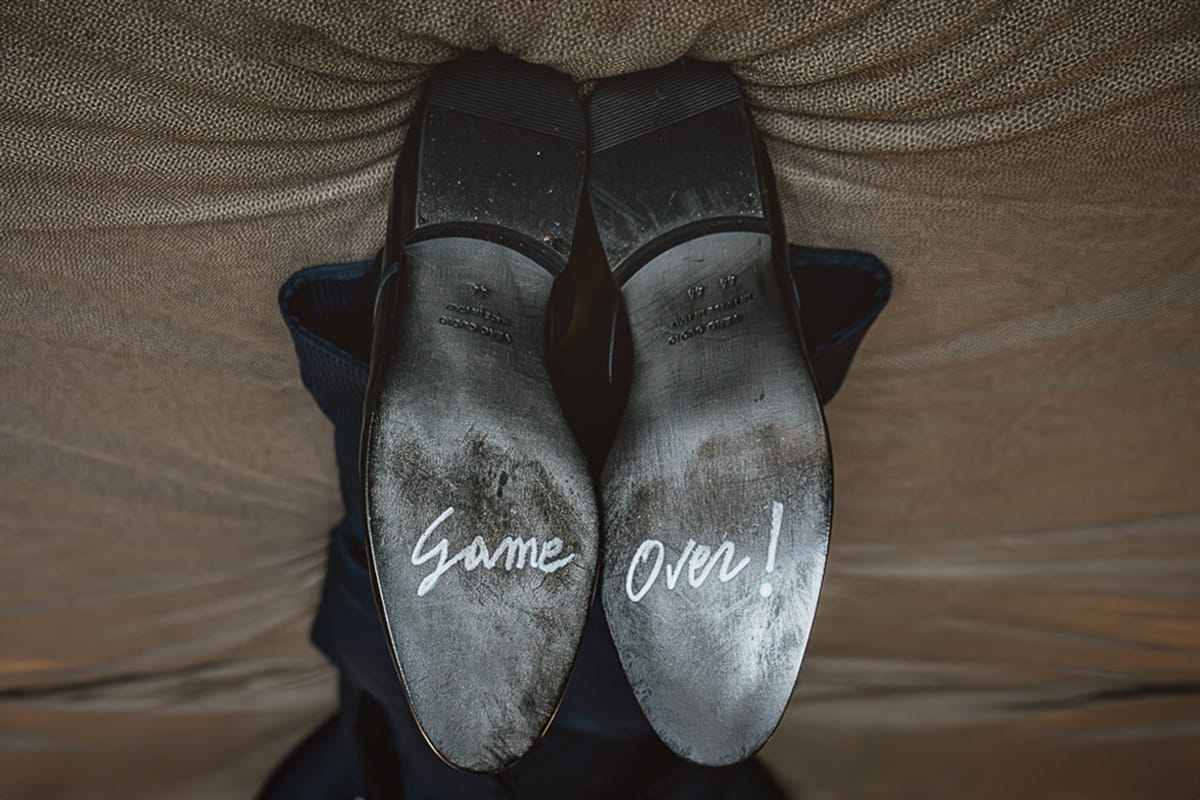 Matrimonio a Cambiano. Preparazione dello sposo. Scarpe con la scritta game Over sulla suola
