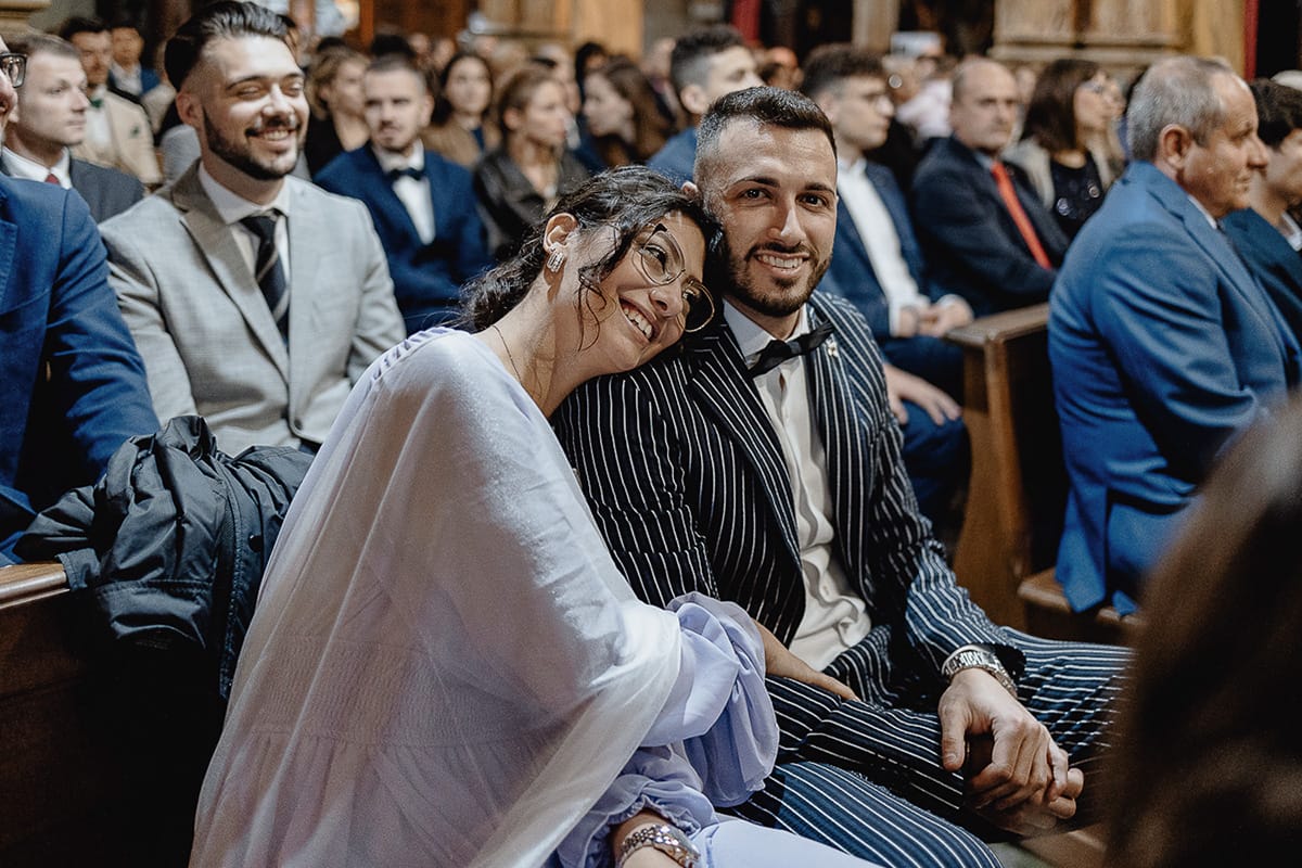 Matrimonio sotto la pioggia a Cambiano. Cerimonia. Coppia di invitati in tenero atteggiamento