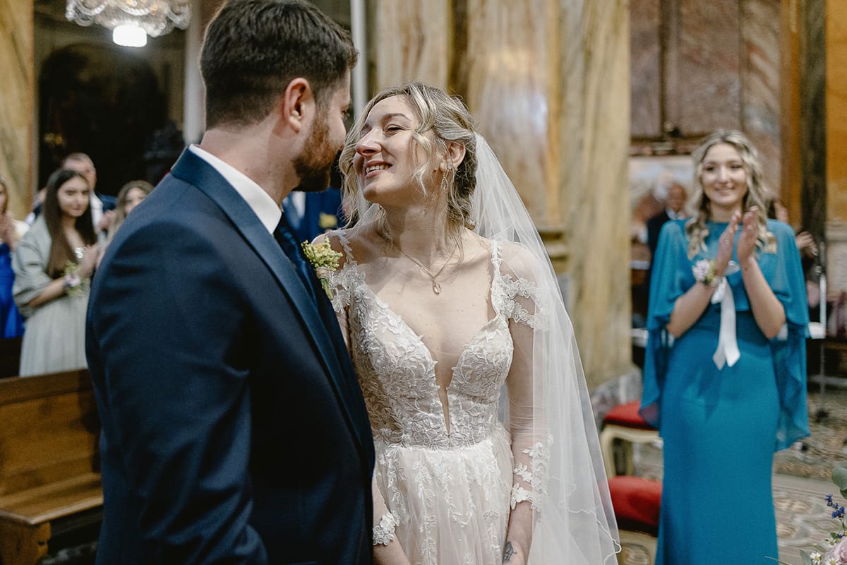 Matrimonio sotto la pioggia a Cambiano. Cerimonia. Sposi si guardano