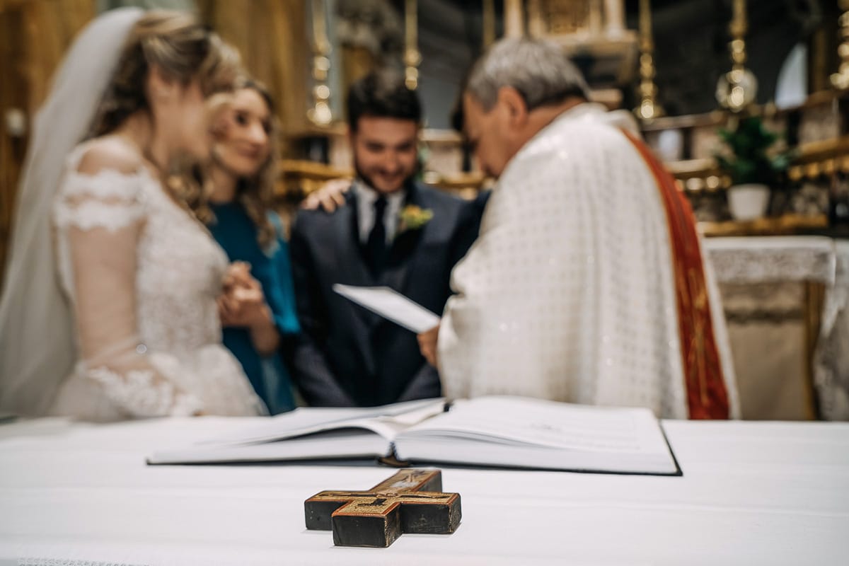 Matrimonio sotto la pioggia a Cambiano. Cerimonia. Prete legge gli articoli del Codice Civile
