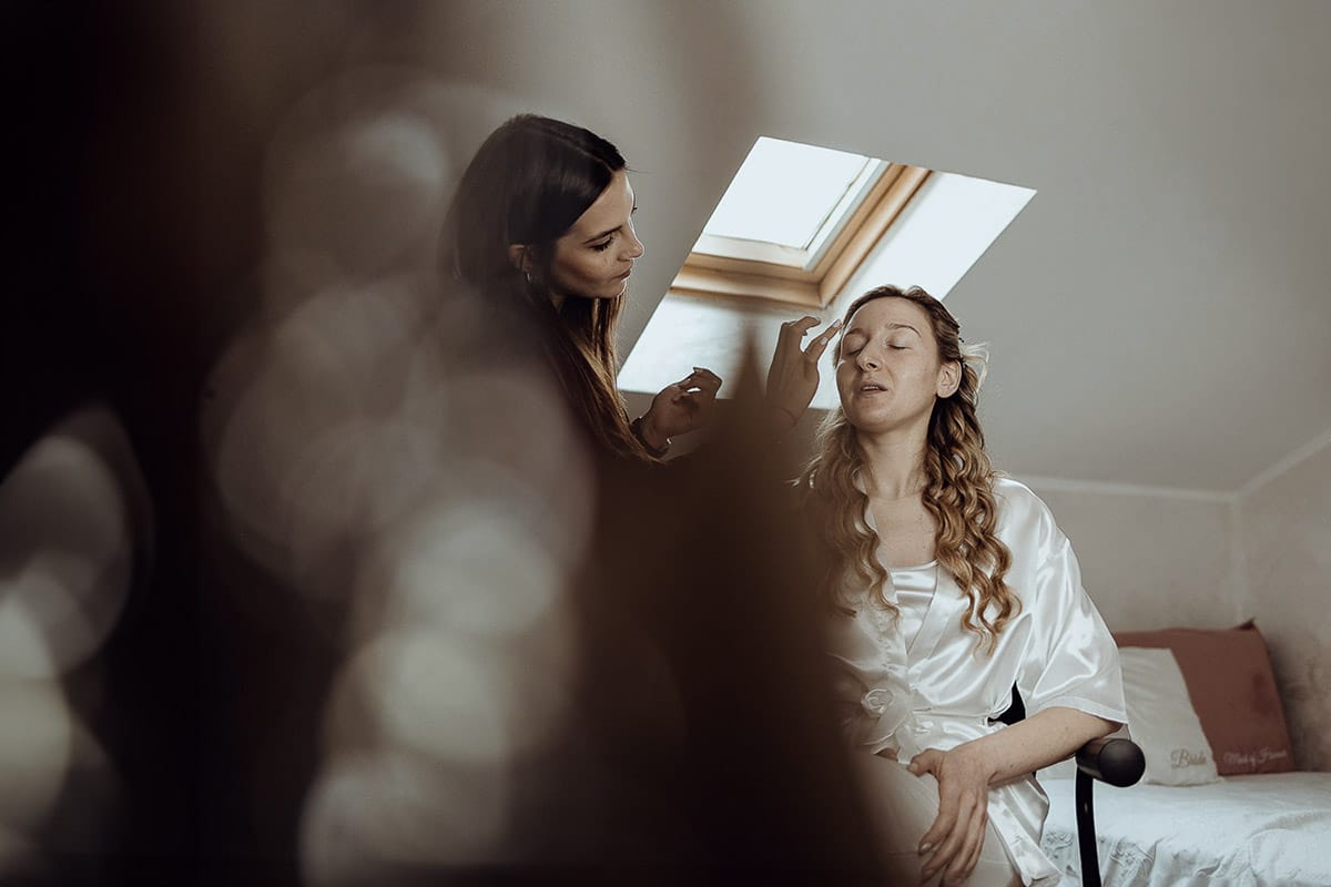 Matrimonio sotto la pioggia a Cambiano. preparazione della sposa. make-up