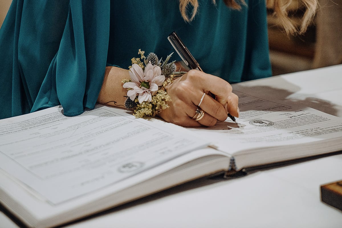 Matrimonio sotto la pioggia a Cambiano. Cerimonia.Testimone firma