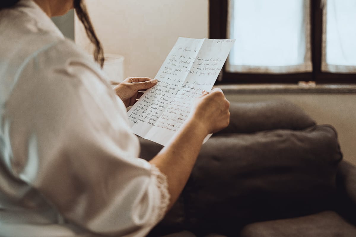 Matrimonio a Riva presso Chieri, preparazione della sposa. Sposa legge la lettera dello sposo.