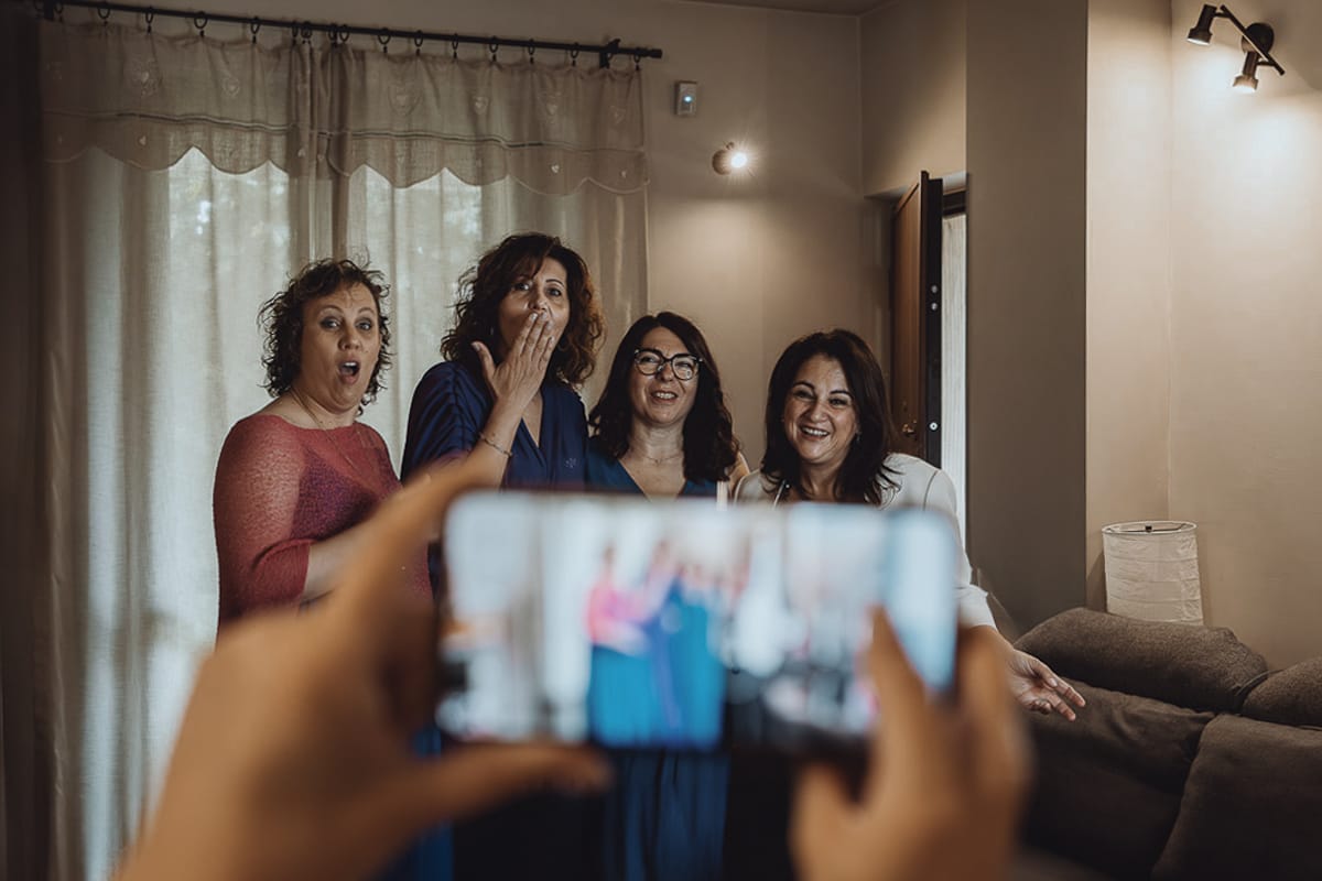 Matrimonio a Riva presso Chieri, preparazione della sposa. Amiche della sposa