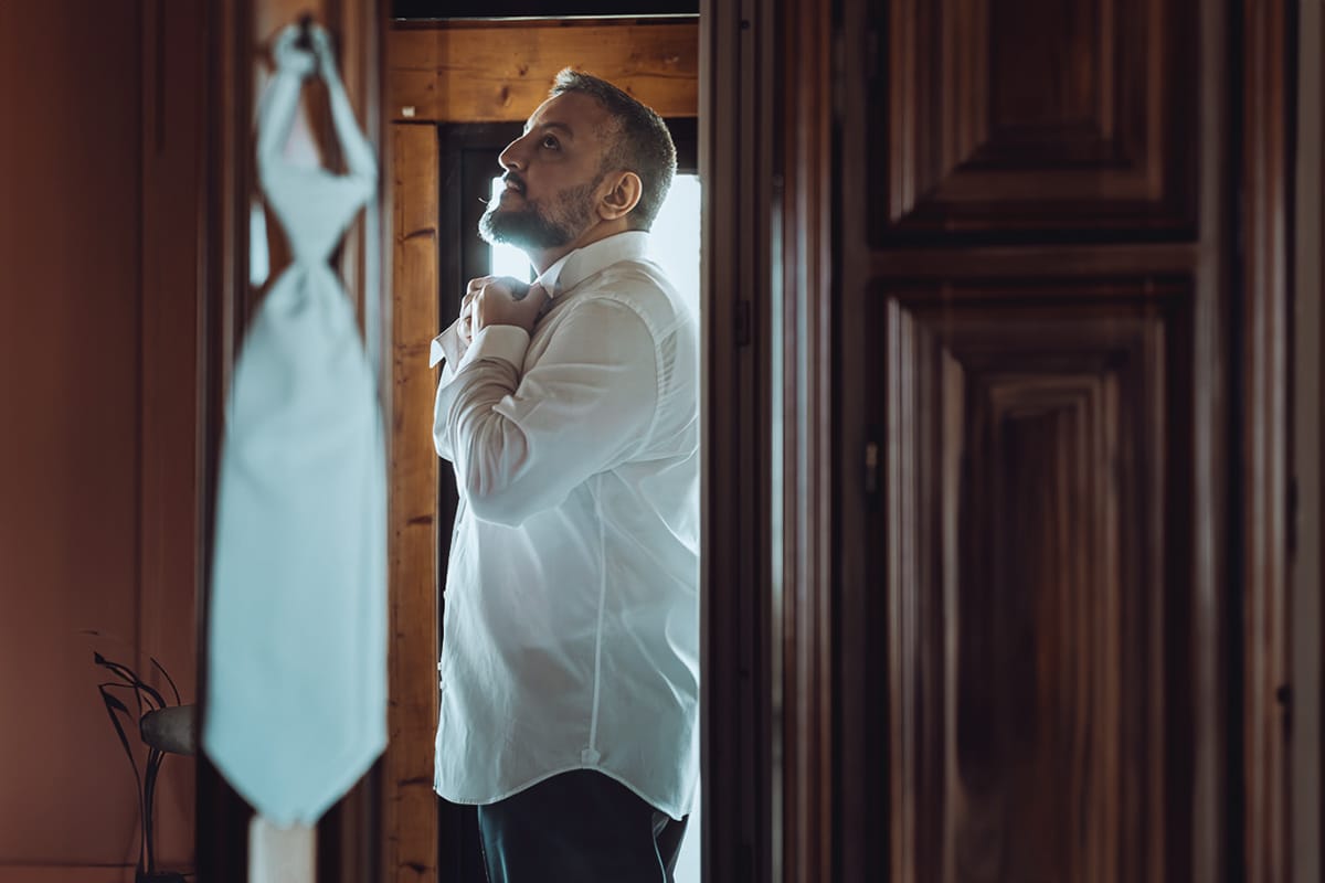 Matrimonio a Riva presso Chieri, preparazione dello sposo.