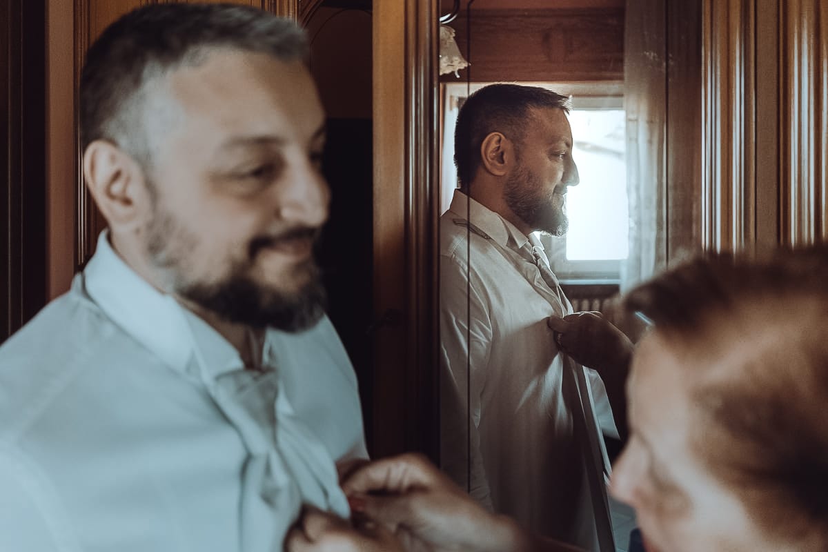 Matrimonio a Riva presso Chieri, preparazione dello sposo.