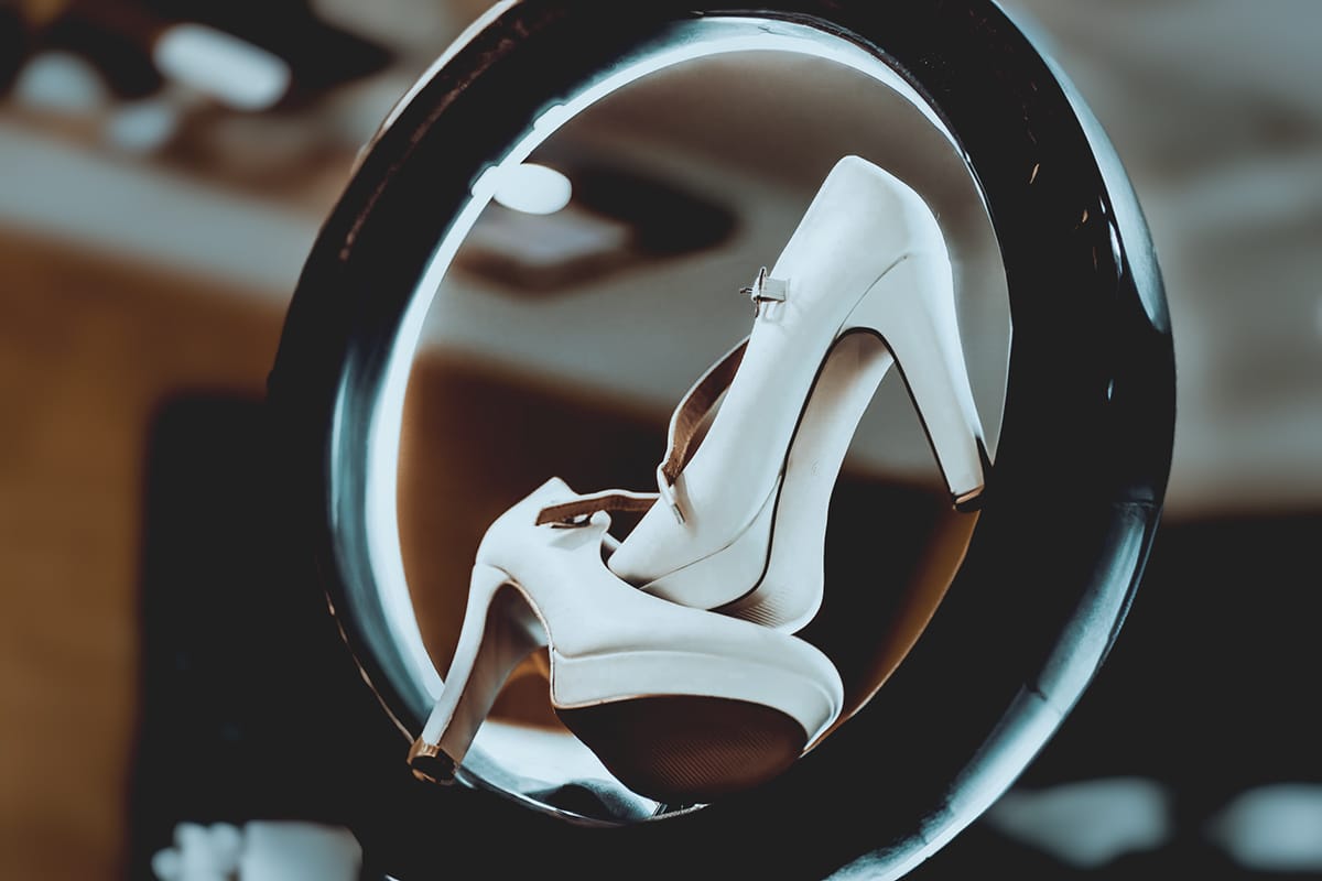 Matrimonio a Riva presso Chieri, preparazione della sposa. Scarpe