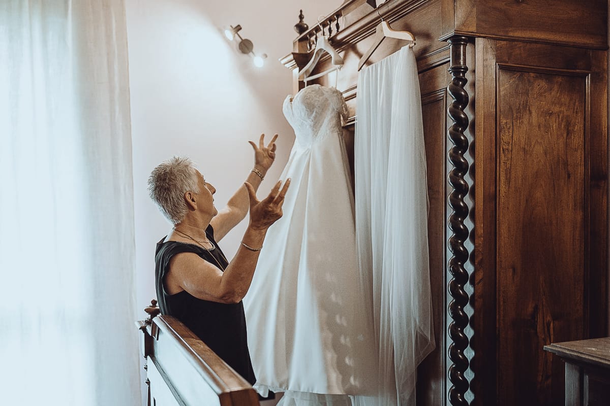 Matrimonio a Riva presso Chieri, preparazione della sposa. mamma prende l'abito