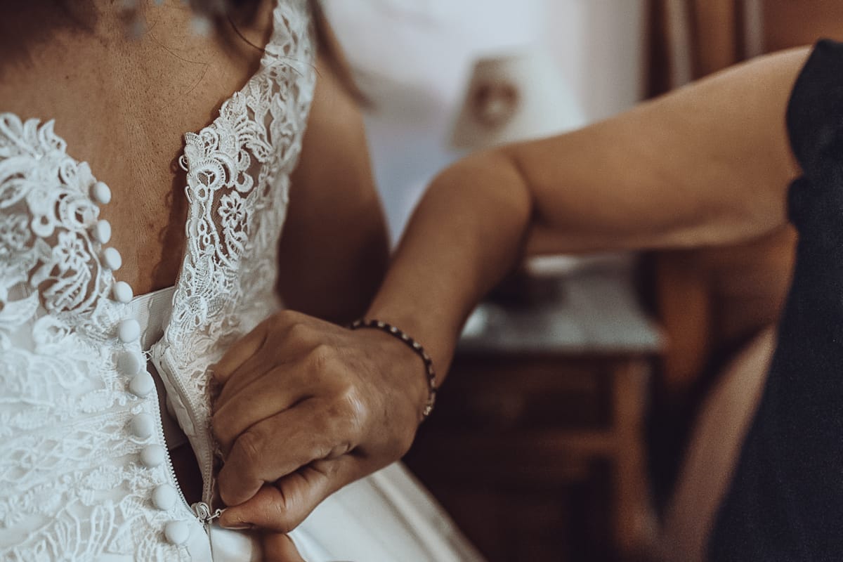 Matrimonio a Riva presso Chieri, preparazione della sposa.Vestizione della sposa.