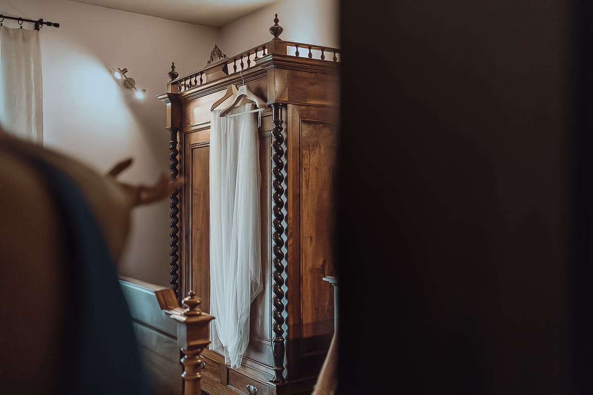 Matrimonio a Riva presso Chieri, preparazione della sposa. Velo appeso all'armadio