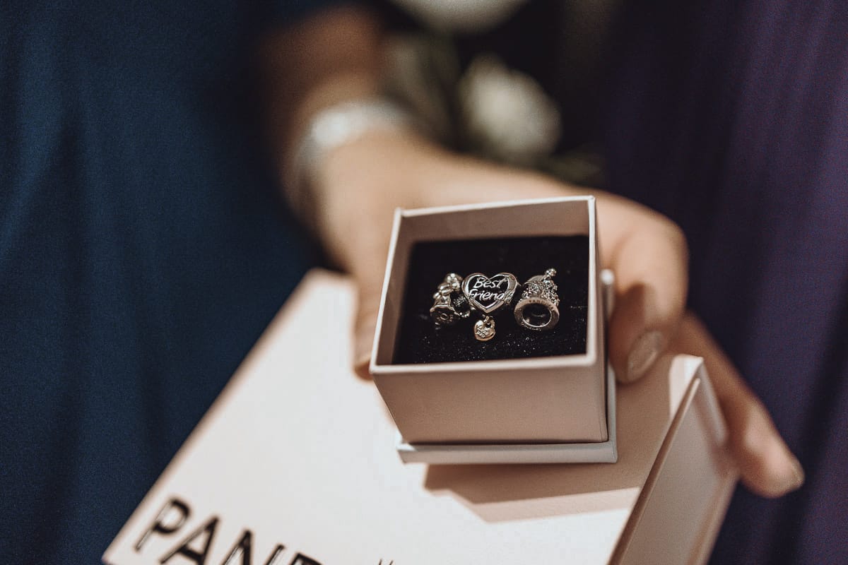 Matrimonio a Riva presso Chieri, preparazione della sposa. Regalo della sposa ad una testimone