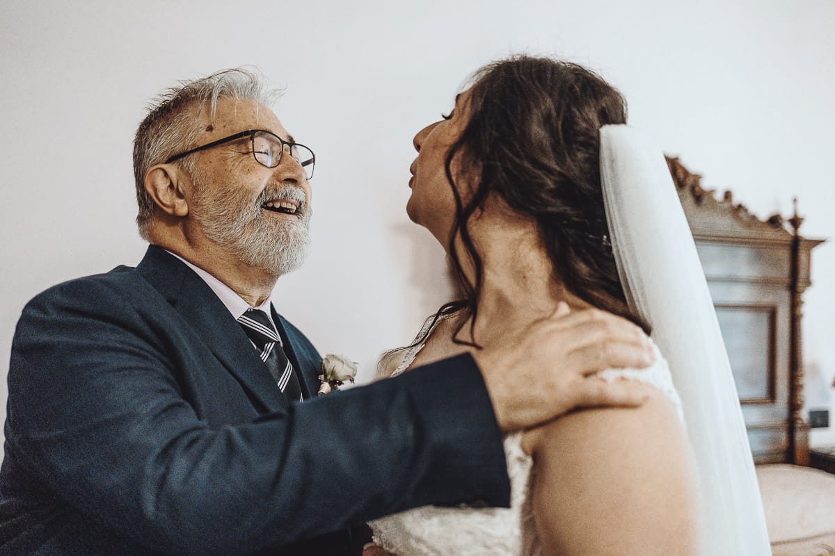 Matrimonio a Riva presso Chieri, preparazione della sposa. Il papà guarda con amore la sposa.