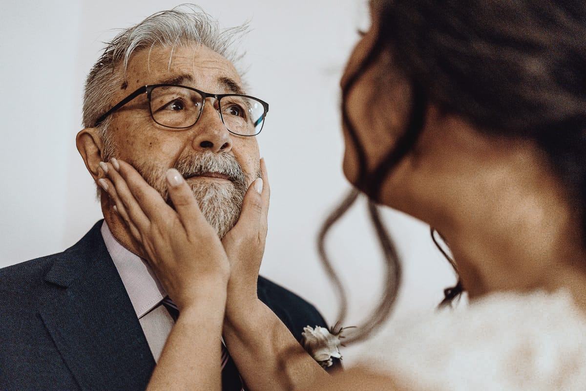 Matrimonio a Riva presso Chieri, preparazione della sposa. La sposa prende fra le mani il viso del padre commosso.