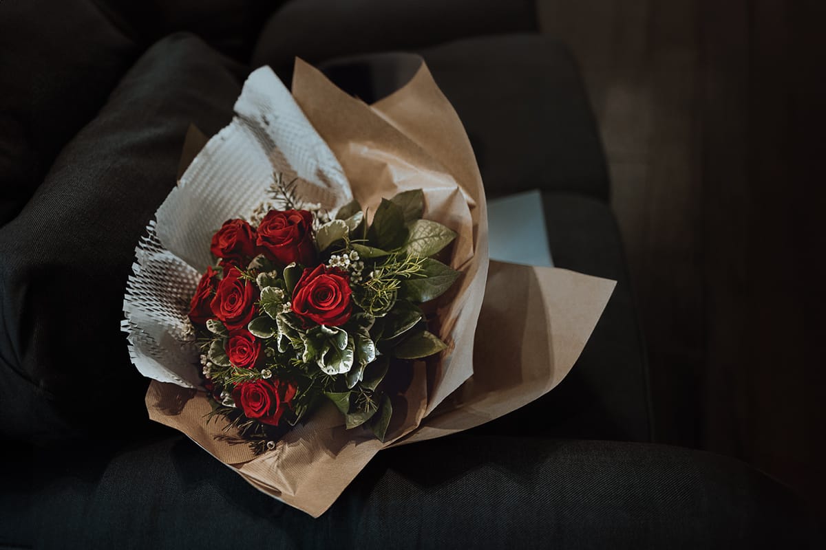 Matrimonio a Riva presso Chieri, preparazione della sposa. mazzo di rose inviato dallo sposo.