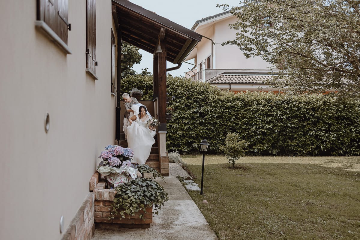 Matrimonio a Riva presso Chieri, preparazione della sposa. Sposa esci di casa