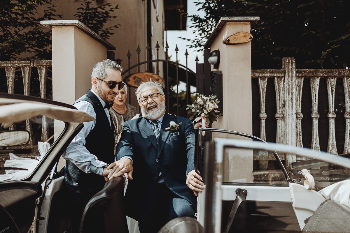 Matrimonio a Riva presso Chieri, preparazione della sposa. Padre della sposa entra in auto,