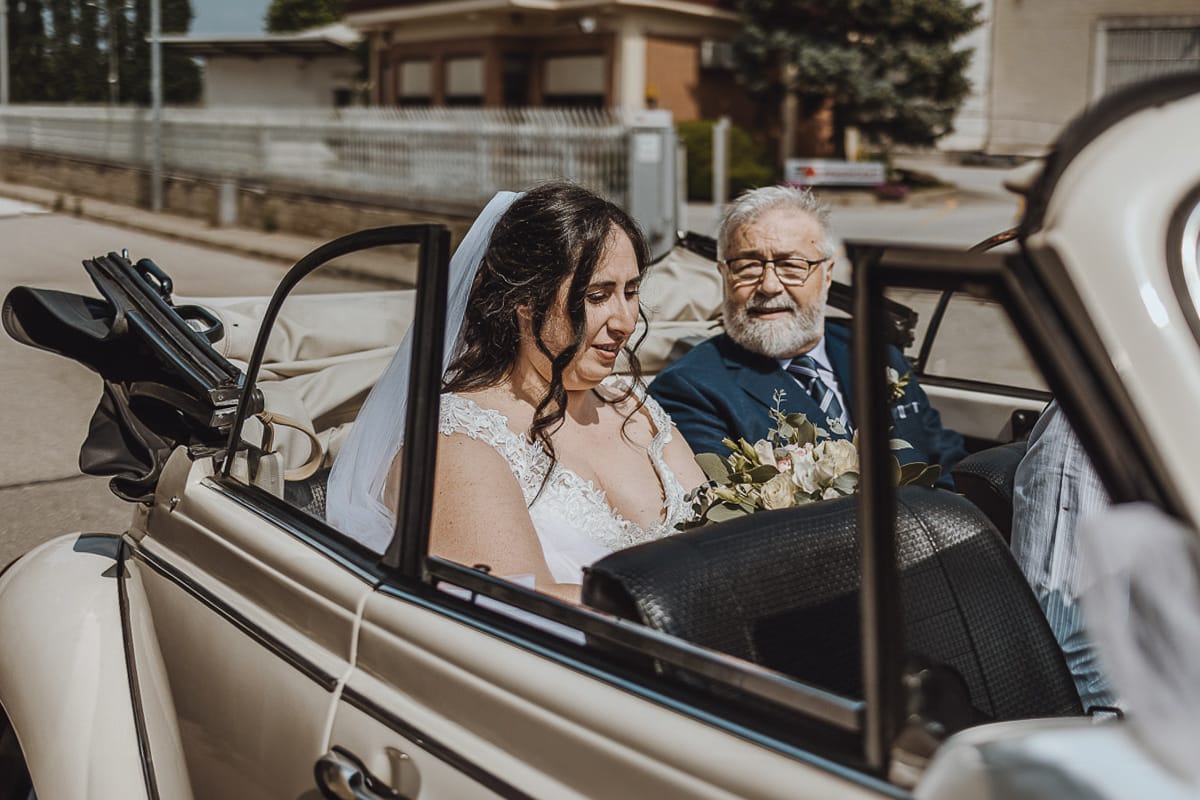 Matrimonio a Riva presso Chieri. Cerimonia. Sposa in auto con il padre.