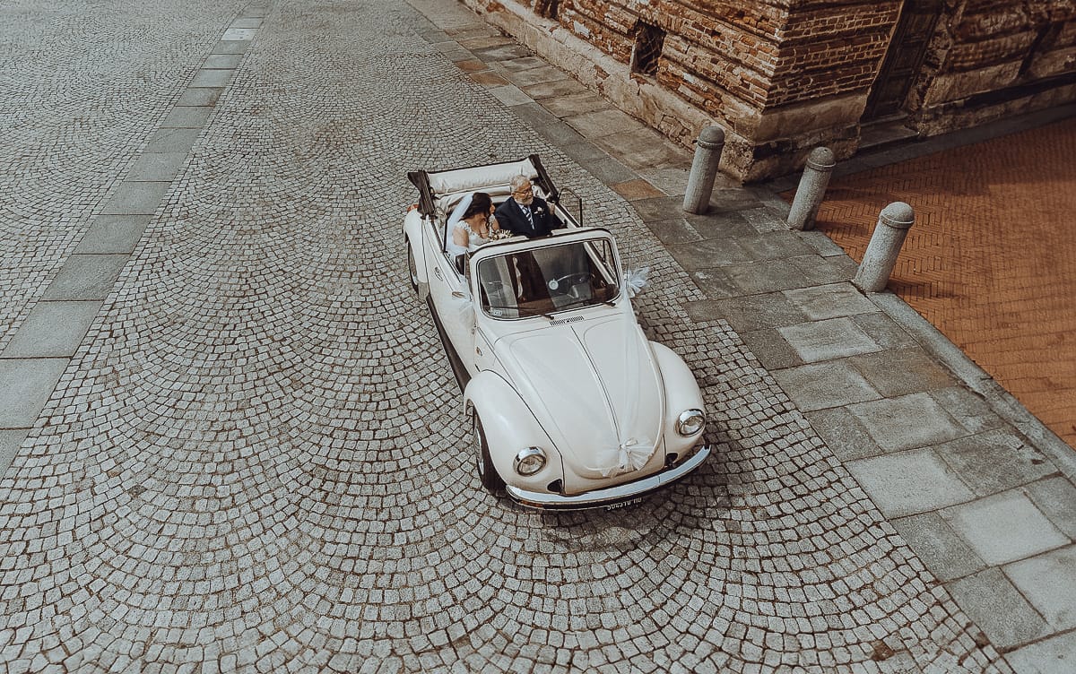 Matrimonio a Riva presso Chieri. Cerimonia. Sposa con il padre in auto. Foto ripresa dal drone.