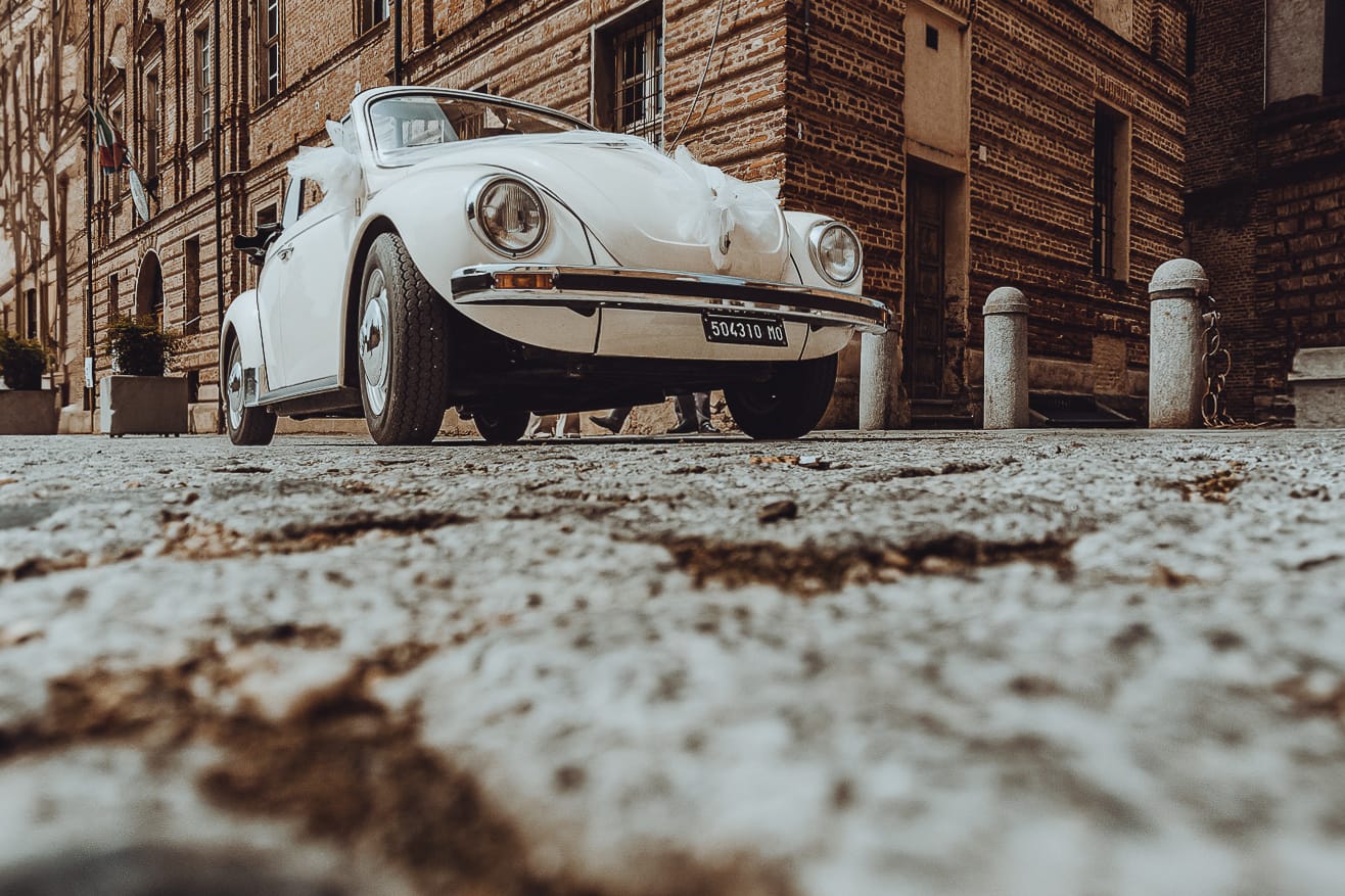 Matrimonio a Riva presso Chieri. Cerimonia. Sposa con il padre in auto. Foto ripresa dal drone.