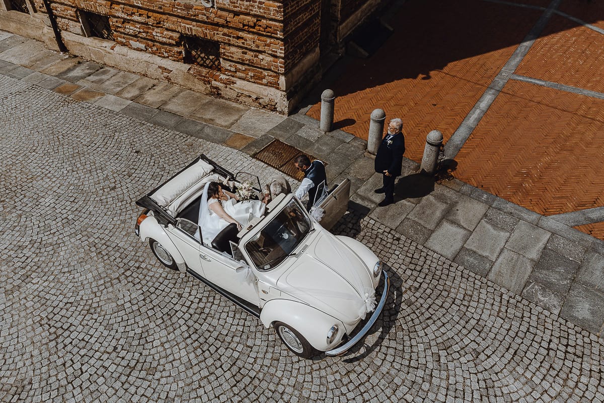 Matrimonio a Riva presso Chieri. Cerimonia. Sposa con il padre in auto. Foto ripresa dal drone.
