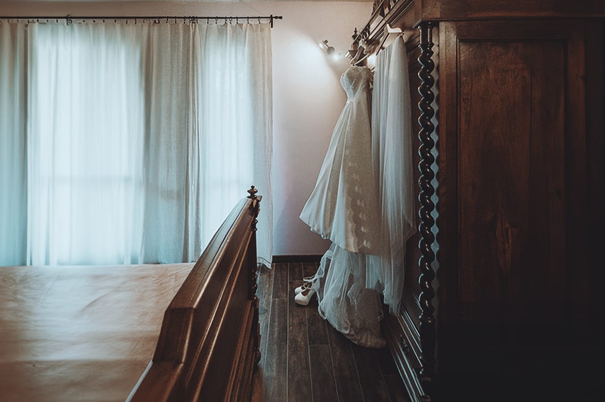 Matrimonio a Riva presso Chieri, preparazione della sposa. Abito della sposa appeso all'armadio