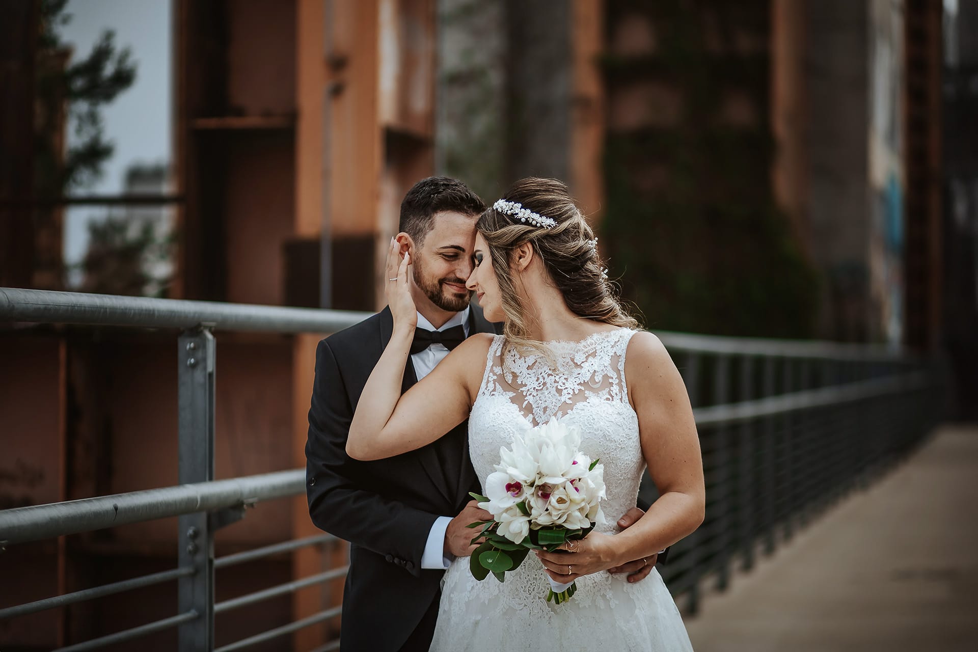 Matrimonio a Torino. Ritratto di coppia al Parco Dora. Sposa accarezza lo sposo.