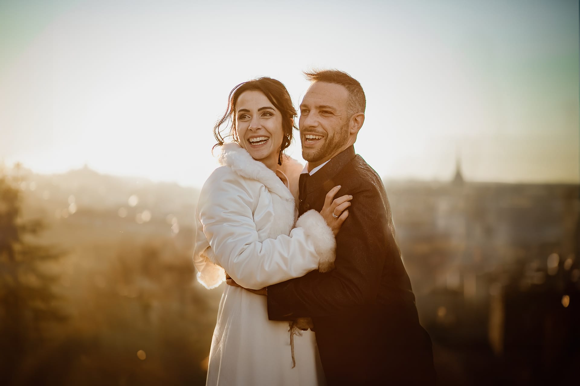 Matrimonio invernale a Vigna Chinet sulla collina di Torino. Ritratto degli sposi al tramonto nel parco della villa con veduta su Torino con la mole Antonelliana e le montagne.