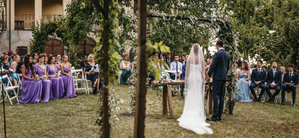 Matrimonio shabby chic a Villa Delfini di Morsasco in Monferrato, cerimonia all'aperto.