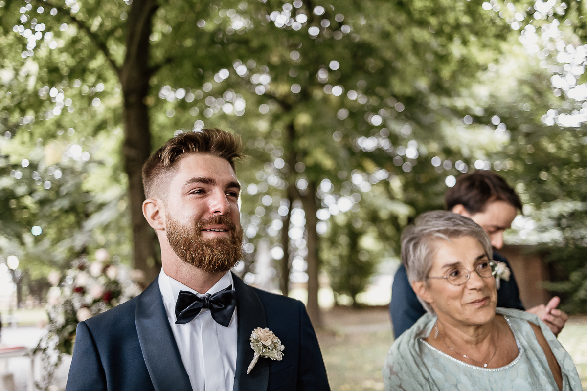 Castello dei Solaro, matrimonio di Noemi e Pietro. Cerimonia. Sposo commosso insieme alla madre attende l'arrivo della sposa.
