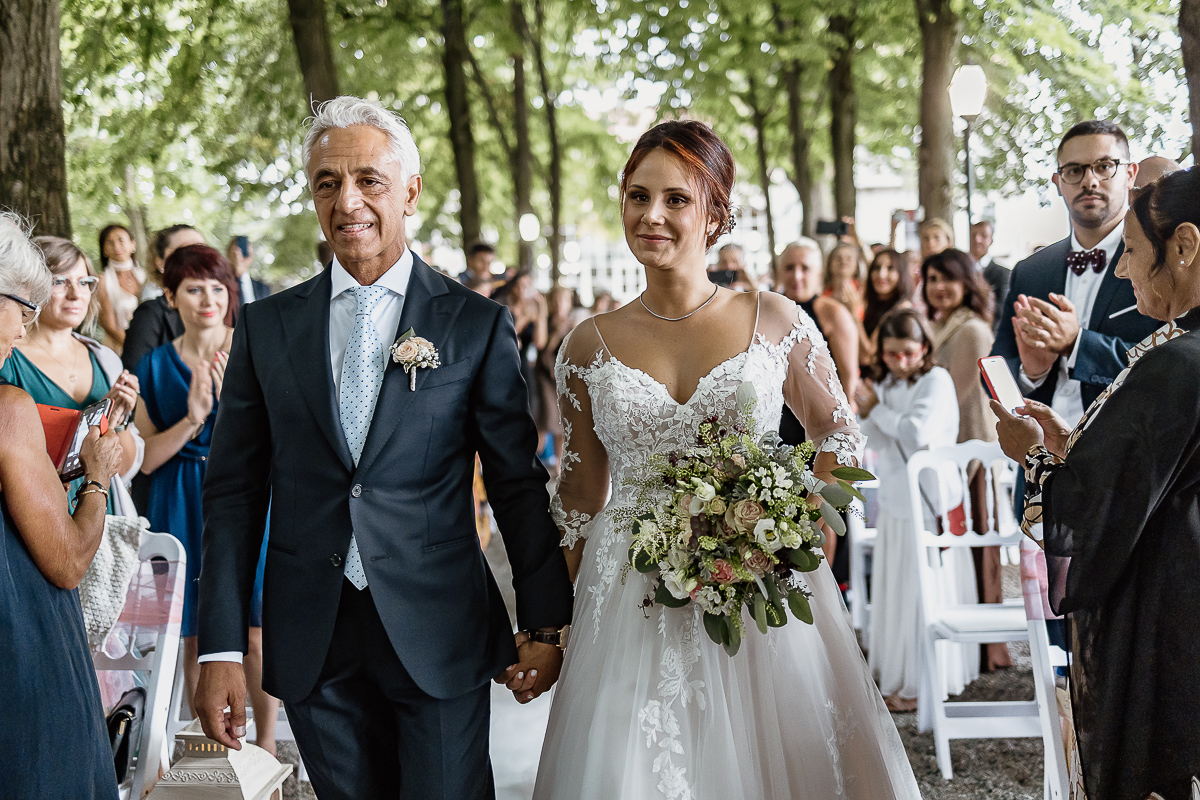 Castello dei Solaro, matrimonio di Noemi e Pietro. Cerimonia. Entrata della sposa con il padre.