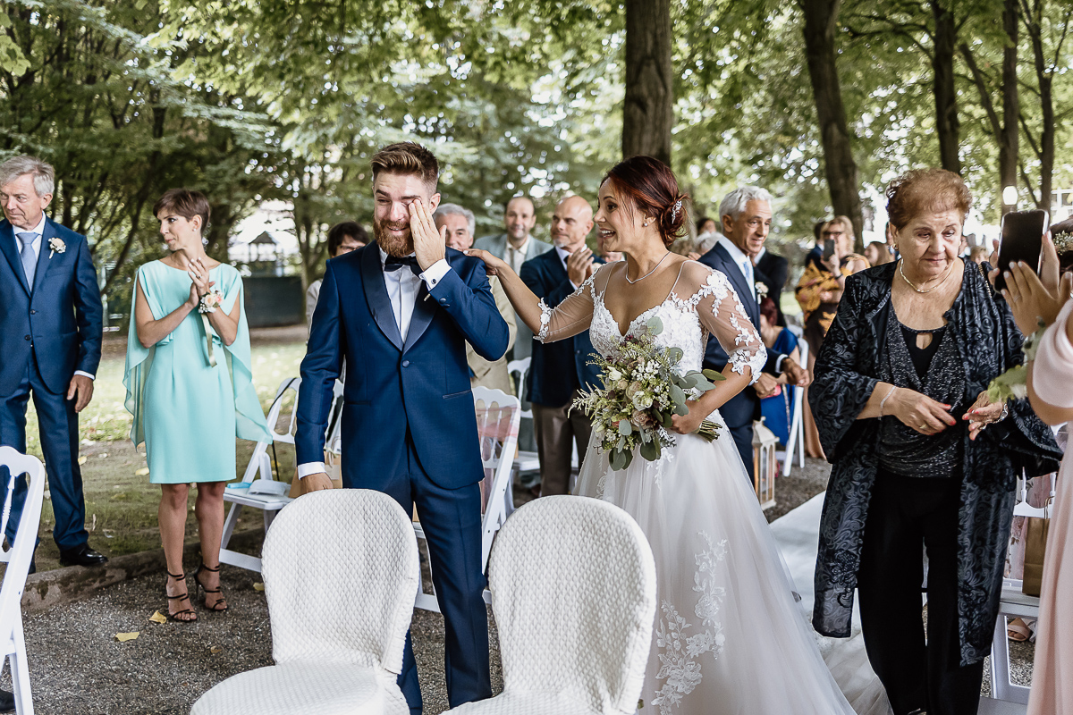 Castello dei Solaro, matrimonio di Noemi e Pietro. Cerimonia. Sposo piange e sposa lo accarezza consolandolo.